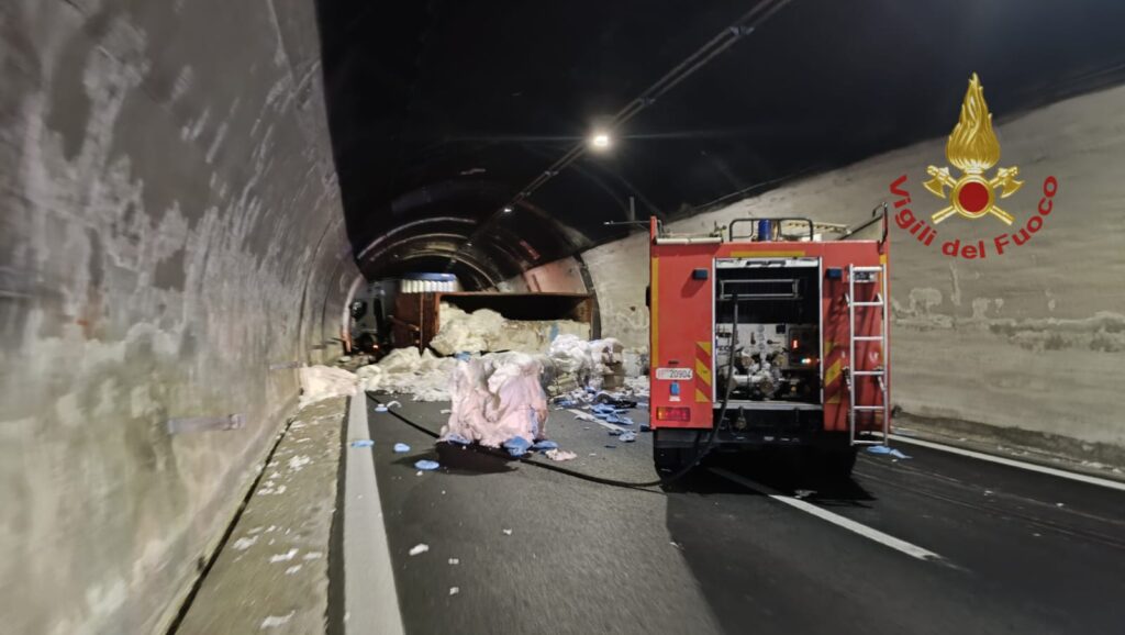 Grave Incidente sullAutostrada A16: Deceduto un Autista di Autotreno