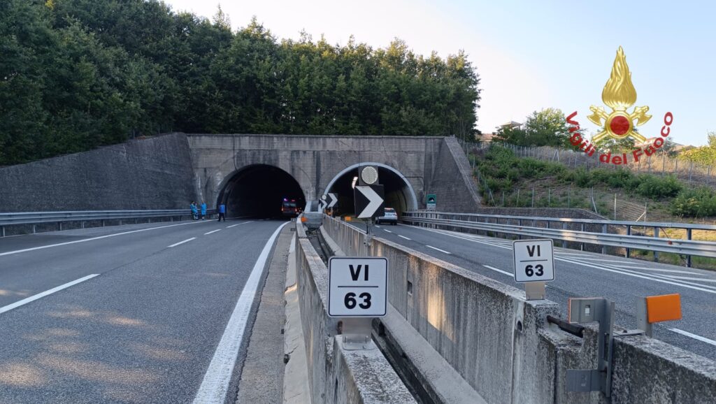 Grave Incidente sullAutostrada A16: Deceduto un Autista di Autotreno