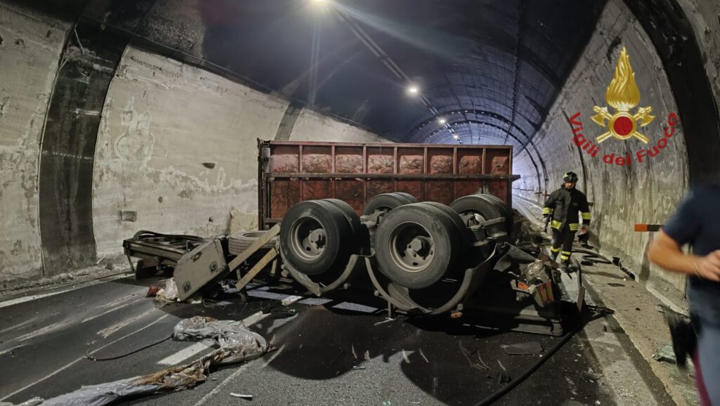 Grave Incidente sullAutostrada A16: Deceduto un Autista di Autotreno