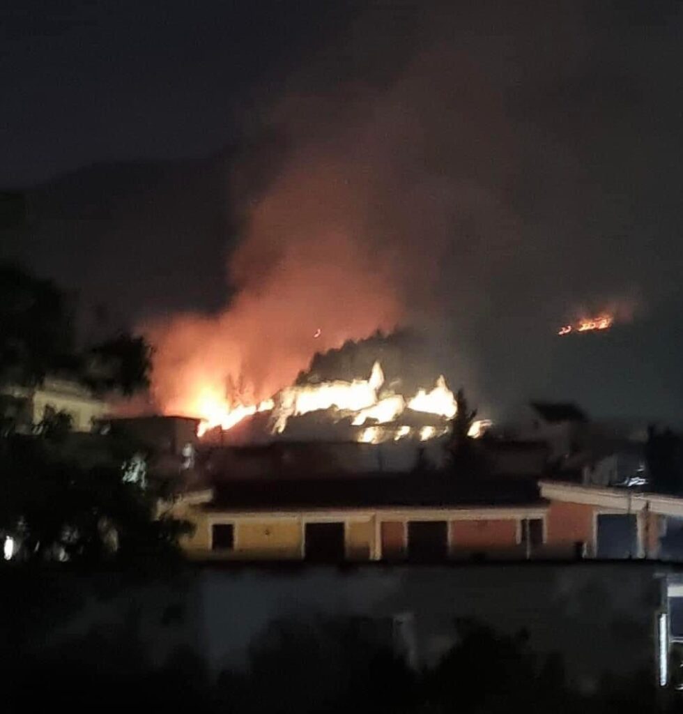 Incendio nellArea Collinare di Roccarainola: Fiamme Intorno al Vecchio Castello