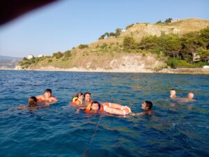 Giro in Barca per i Bambini dellAssociazione Autismo in Movimento Grazie alla Scuola Subacquea Diving Yogh