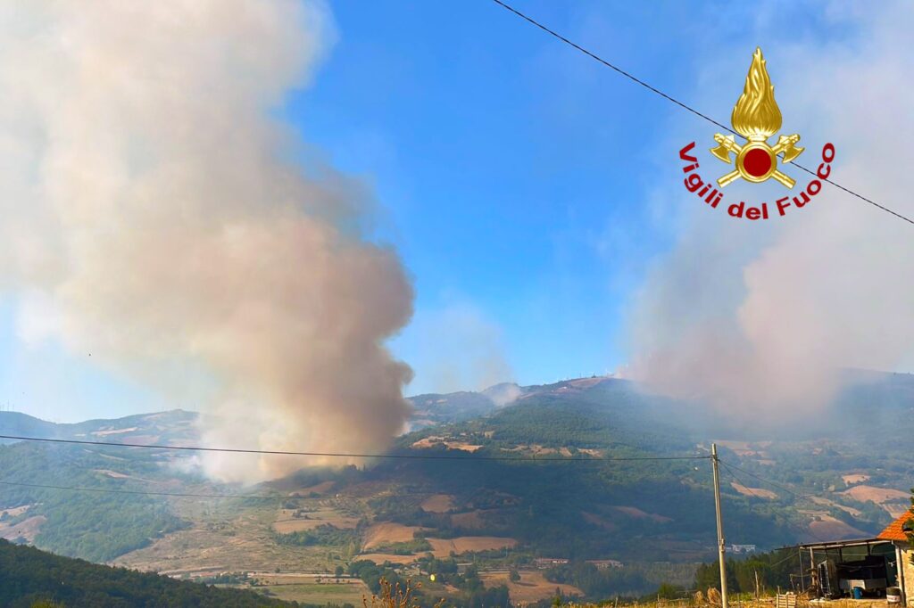 Emergenza Incendi in Irpinia: Vigili del Fuoco Impegnati in Interventi Contro le Fiamme, 400 Ettari Bruciati a Montaguto