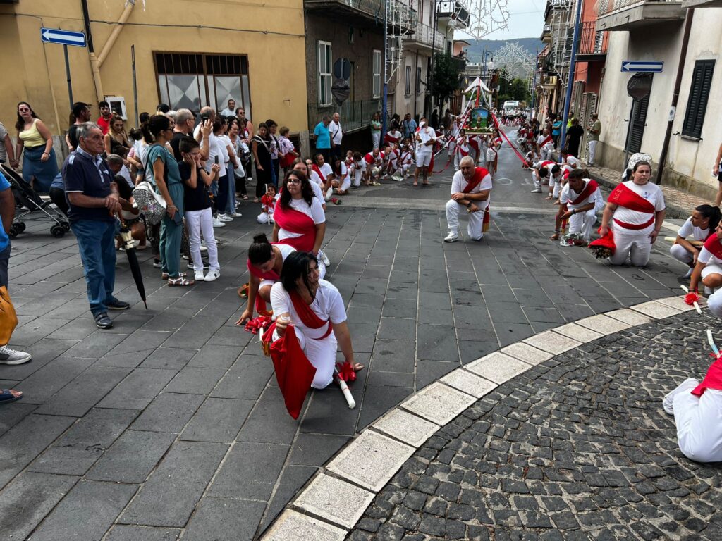 La Tradizionale Sfilata dei Battenti a Quadrelle: Un Omaggio al Santo Patrono tra devozione e tradizione. VIDEO E FOTO