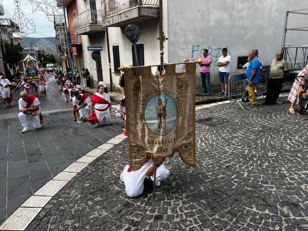 La Tradizionale Sfilata dei Battenti a Quadrelle: Un Omaggio al Santo Patrono tra devozione e tradizione. VIDEO E FOTO