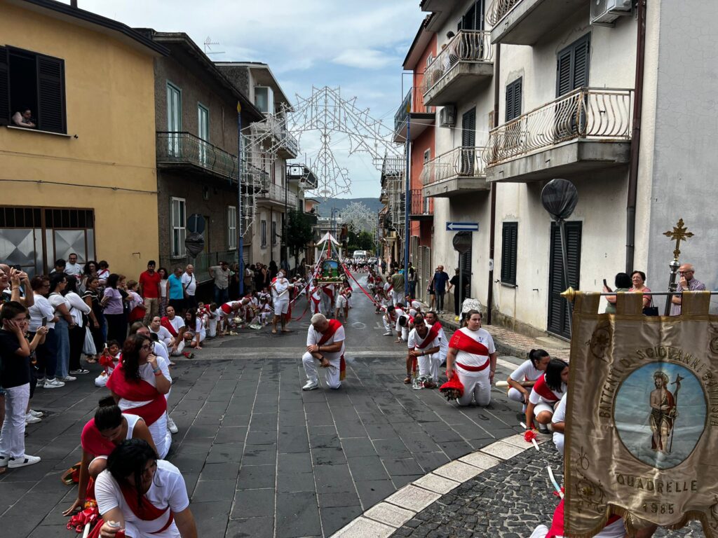 La Tradizionale Sfilata dei Battenti a Quadrelle: Un Omaggio al Santo Patrono tra devozione e tradizione. VIDEO E FOTO