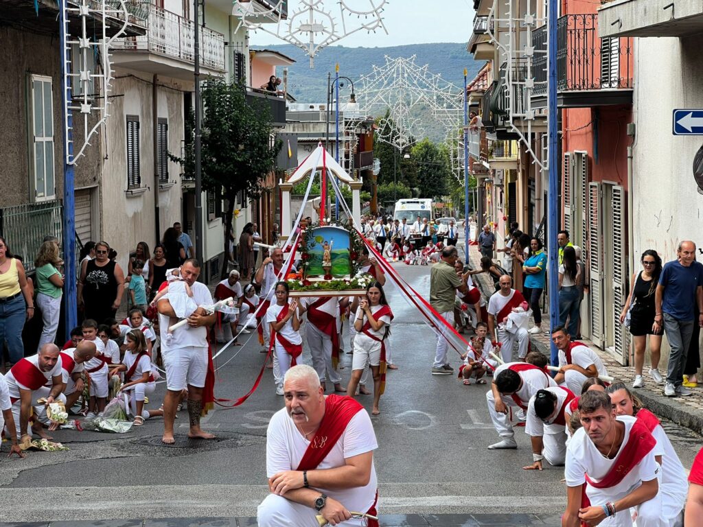 La Tradizionale Sfilata dei Battenti a Quadrelle: Un Omaggio al Santo Patrono tra devozione e tradizione. VIDEO E FOTO