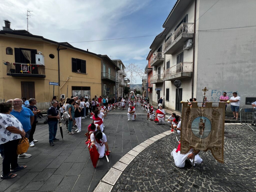 La Tradizionale Sfilata dei Battenti a Quadrelle: Un Omaggio al Santo Patrono tra devozione e tradizione. VIDEO E FOTO