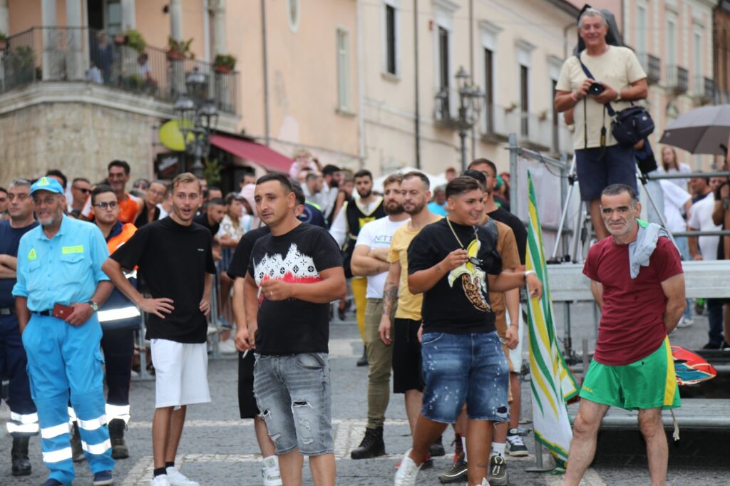 Altavilla Irpina: la sfilata del Palio dellAnguria si svolge sotto la minaccia del maltempo, poi la gara viene annullata. Ecco il dietro le quinte