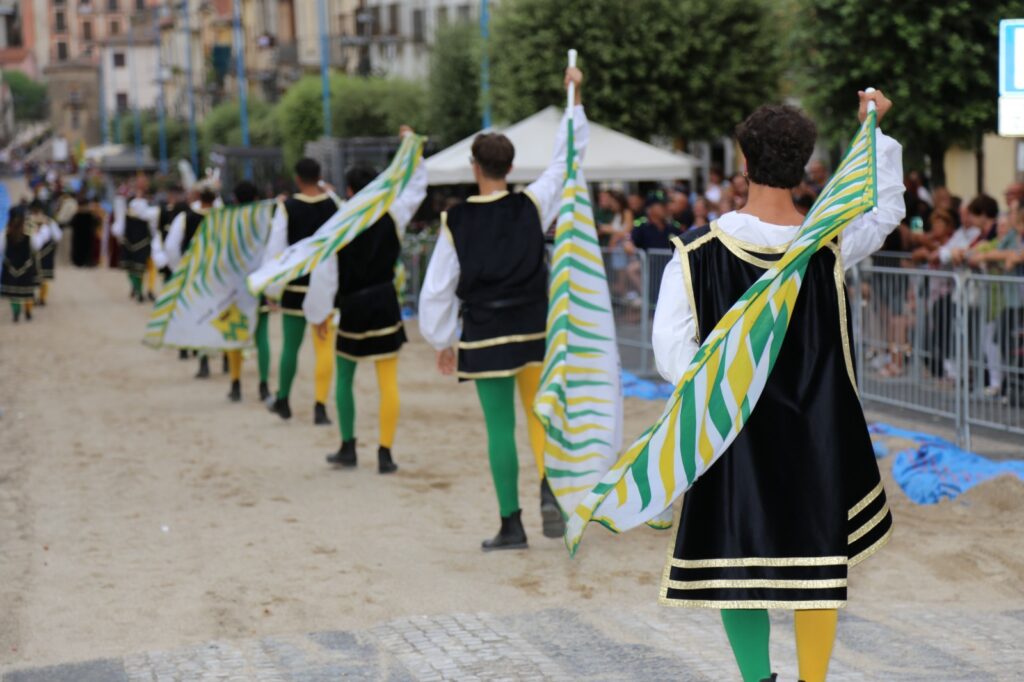 Altavilla Irpina: la sfilata del Palio dellAnguria si svolge sotto la minaccia del maltempo, poi la gara viene annullata. Ecco il dietro le quinte