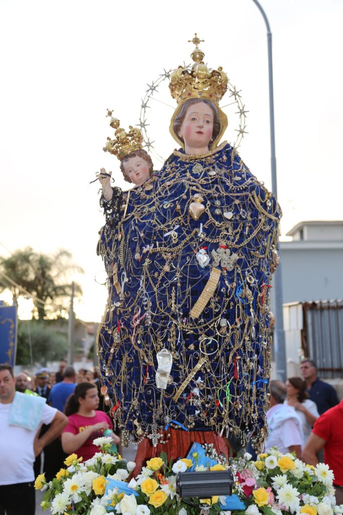 AVELLA. Un evento di profonda devozione: il ritorno della Madonna delle Grazie nella sua chiesa