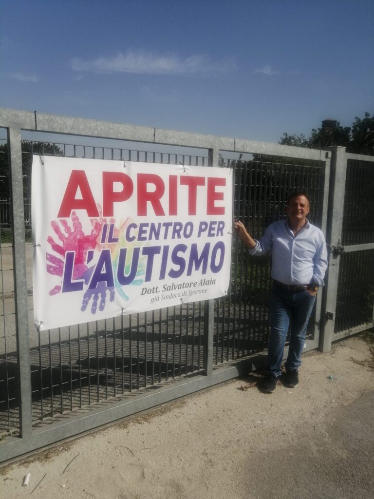 Determinazione e Protesta: Lex Sindaco Salvatore Alaia in prima linea per i diritti delle fasce deboli, sfida le istituzioni con uno striscione davanti al Centro Autistico di Avellino