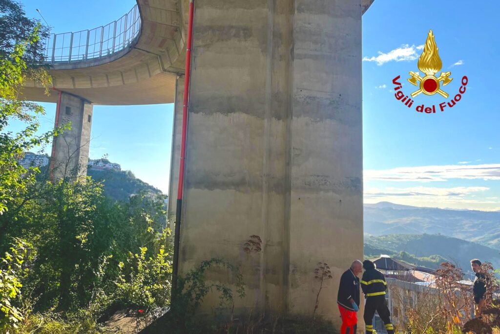 Tragedia ad Ariano Irpino: 54enne soccorso dai Vigili del Fuoco sotto il ponte Panoramica muore dopo il ricovero