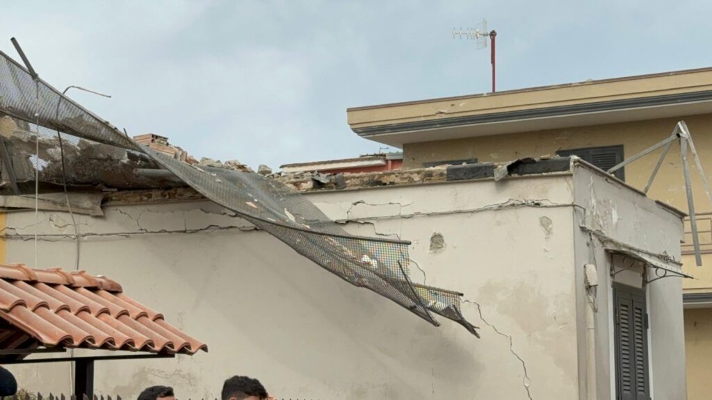 Tragedia a Saviano: due bambini morti sotto le macerie, si cercano ancora due dispersi, poche le speranze di estrarli vivi