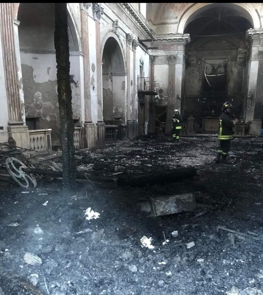 Torre le Nocelle (AV): Miracolo a Torre le Nocelle, dal devastante incendio escono intatte le Ostie del Tabernacolo le reliquie di San Ciriaco limmagine stessa del Santo e San Lorenzo Santi Protettori della cittadina