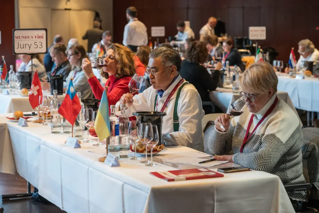 Tre ori e due argenti: la Campania dei vini premiata da MUNDUS VINI con cinque medaglie per VILLA MATILDE AVALLONEVilla Matilde Avallone – l’azienda vitivinicola campana che sorge all’ombra del vulcano spento di Roccamonfina – è stata premiata con altri cinque prestigiosi premi internazionali. La maison si è aggiudicata ben tre ori e due argenti per altrettanti vini, ormai conosciuti su scala internazionale, dal gusto e dal profumo inconfondibile. Settembre porta, infatti, con sé i premi MUNDUS VINI, i cui sigilli sono tra i più ambiti e prestigiosi a livello internazionale.  Il Grand International Wine Award MUNDUS VINI è, da 20 anni, uno dei concorsi enologici più importanti e riconosciuti a livello mondiale e offre alle eccellenze vitivinicole un palcoscenico internazionale. La 34esima edizione del concorso enologico MUNDUS VINI ha coinvolto esperti provenienti da ben 40 Paesi con il compito di degustare i vini in modo indipendente.  Villa Matilde Avallone ha ricevuto tre MUNDUS VINI Medaglie Gold e due MUNDUS VINI Medaglie Silver per cinque dei suoi vini: Montelapio 2023 Fiano di Avellino D.O.C.G. (ORO), Daltavilla 2023 Greco di Tufo D.O.C.G. (ORO), Roccaleoni 2021 Aglianico Campania I.G.P. (ORO), Falerno del Massico Rosso D.O.P. 2020 (ARGENTO) e Falerno del Massico Bianco D.O.P. 2023 (ARGENTO).     Mundus Vini 2024, i WineHunter Award 2024, la Guida Essenziale ai Vini d’Italia 2025 di DoctorWine, la Guida ViniBuoni d’Italia 2025 del Touring Club Italiano, il concorso enologico “Rosa Rosati Rosè”, i Volcanic Wine Awards e le classifiche di Italy’s Finest Wines sono solo alcuni dei premi ricevuti in questi ultimi mesi da Villa Matilde Avallone, i cui vini sono scelti anche dalle star del cinema e della tv Ed Westwick e Amy Jackson per il loro recente matrimonio, tutto italiano!