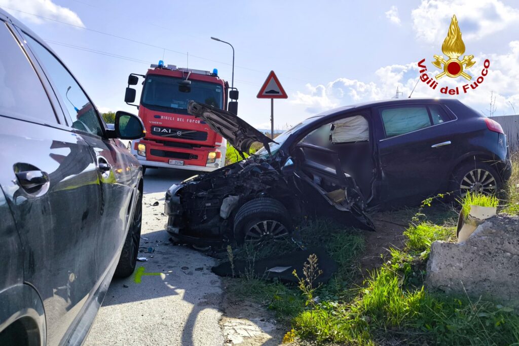 Grave Incidente a Castel Baronia: Tre Auto Coinvolte, Due Feriti Trasportati in Ospedale