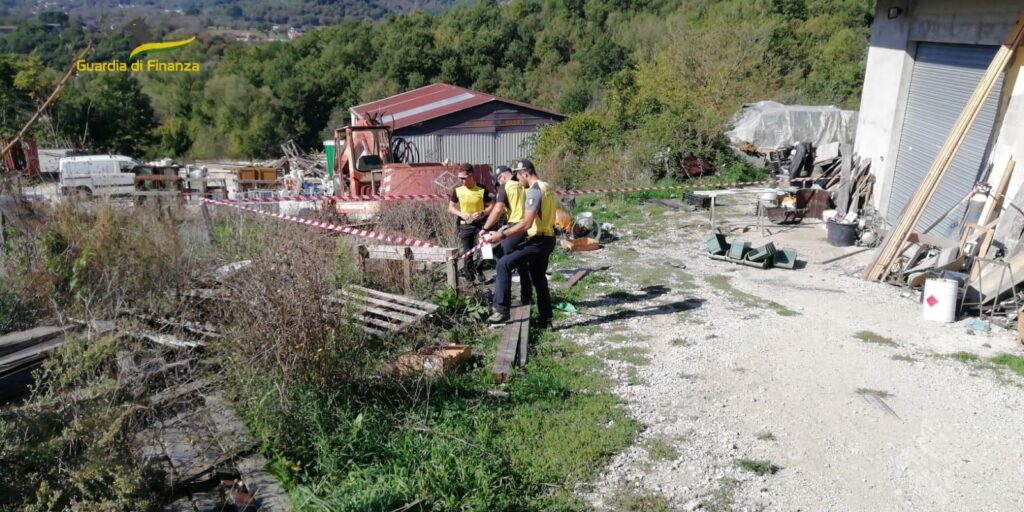 Montella: sequestro di 2.000 mq di terreno con 100 tonnellate di rifiuti pericolosi abbandonati