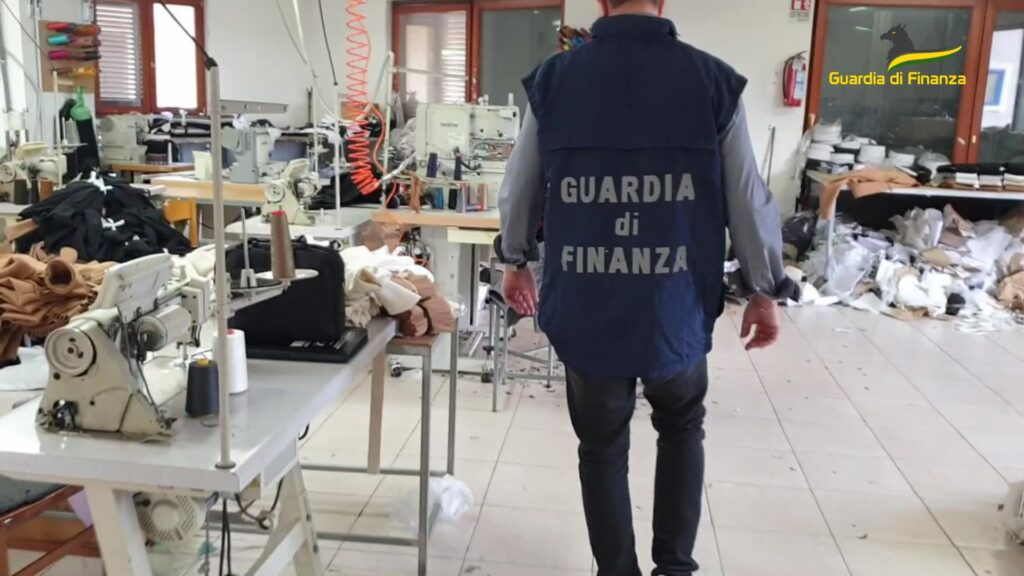 Sequestrato Opificio Abusivo e scoperto caporalato a Palma Campania. Denunciati due responsabili