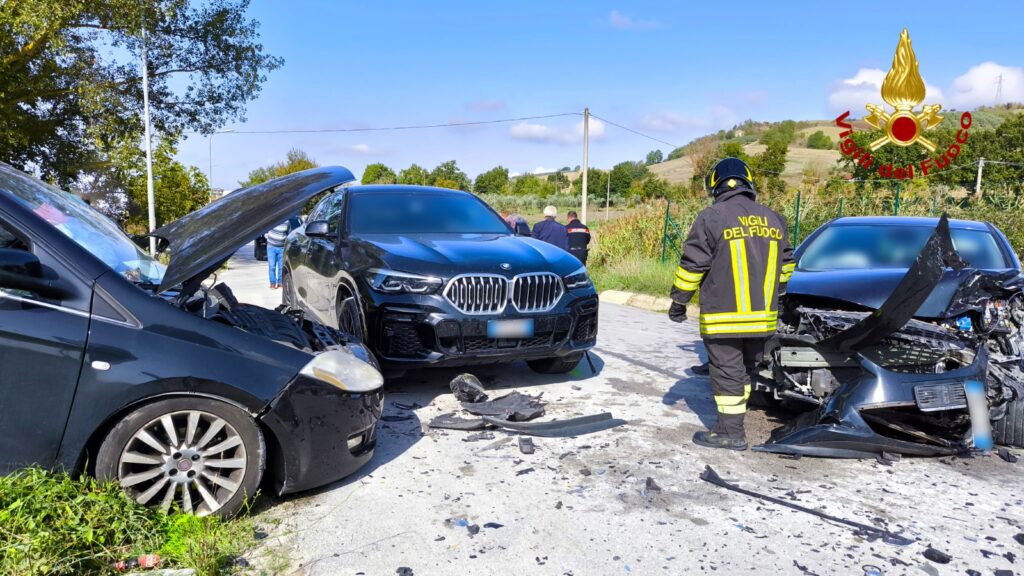 Grave Incidente a Castel Baronia: Tre Auto Coinvolte, Due Feriti Trasportati in Ospedale