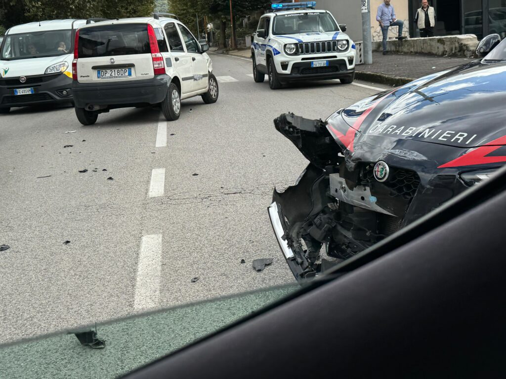 Incidente Stradale a Baiano: Coinvolti Carabinieri e unAuto Privata