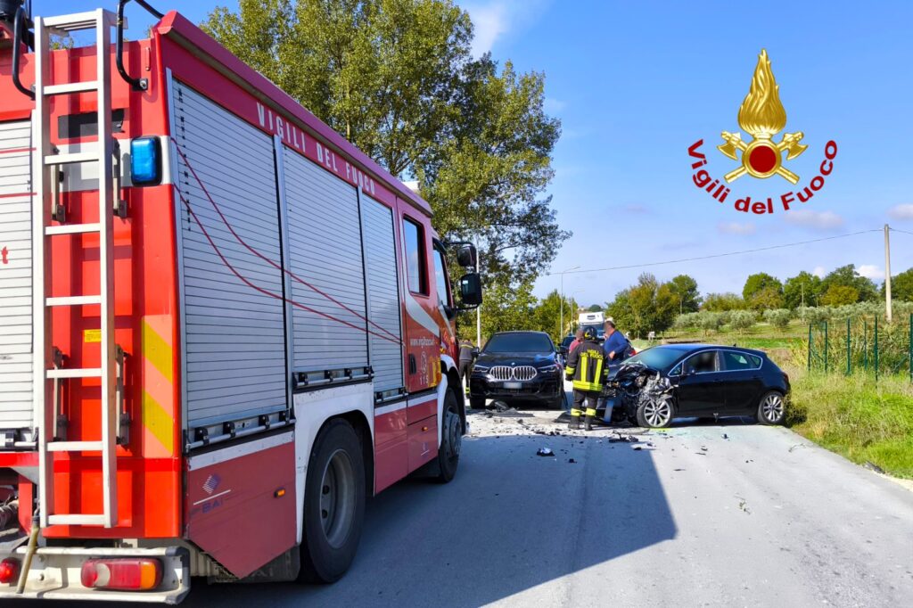 Grave Incidente a Castel Baronia: Tre Auto Coinvolte, Due Feriti Trasportati in Ospedale