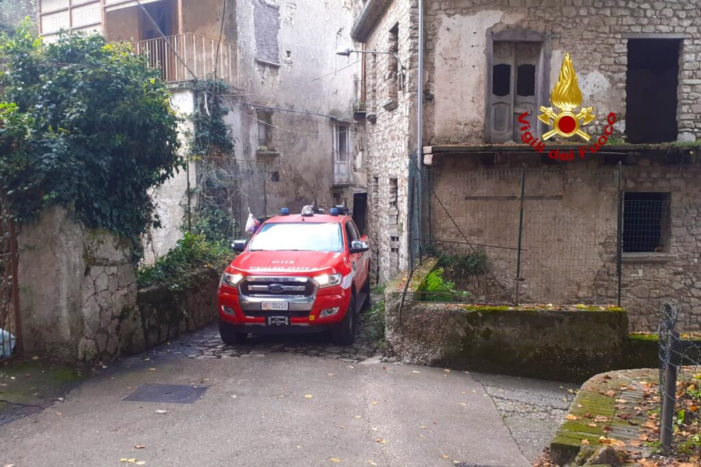 Incendio in Abitazione a Pietrastornina: Intervento dei Vigili del Fuoco, Nessun Ferit