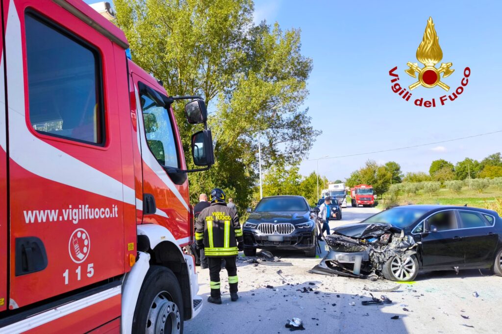 Grave Incidente a Castel Baronia: Tre Auto Coinvolte, Due Feriti Trasportati in Ospedale