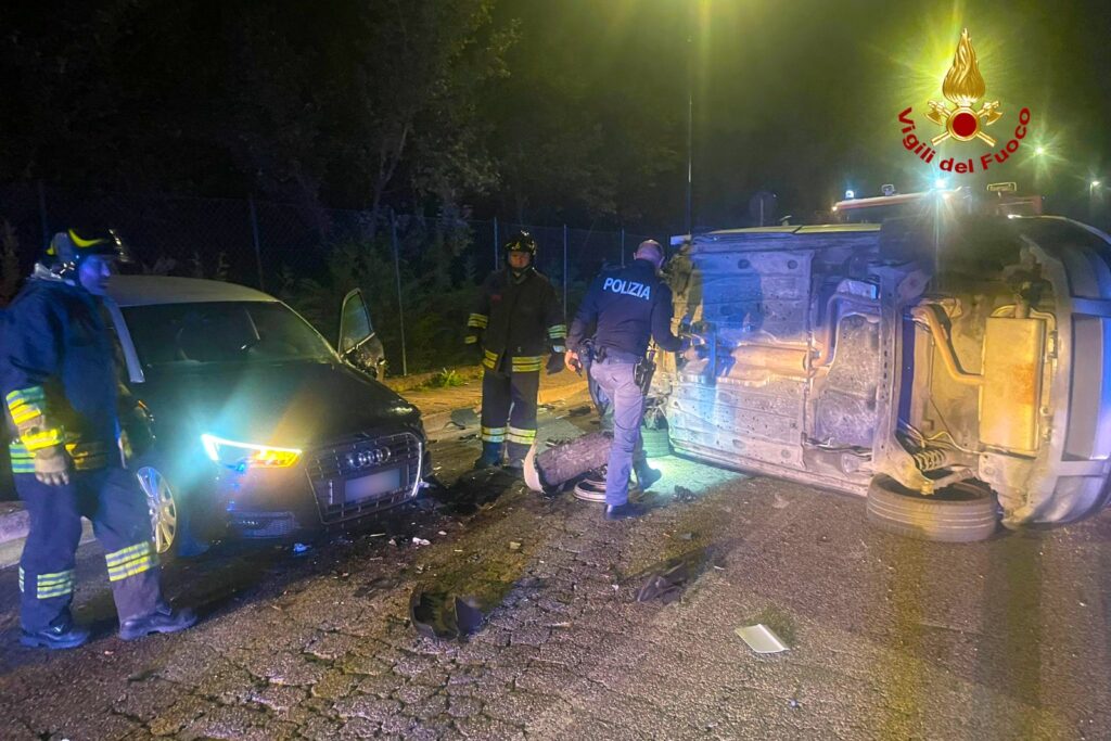 Incidente stradale ad Avellino: tre auto coinvolte e una ribaltata, tre feriti soccorsi dai Vigili del Fuoco