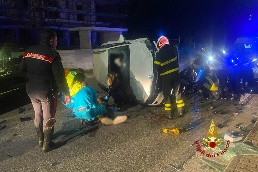 Incidente stradale ad Avellino: tre auto coinvolte e una ribaltata, tre feriti soccorsi dai Vigili del Fuoco