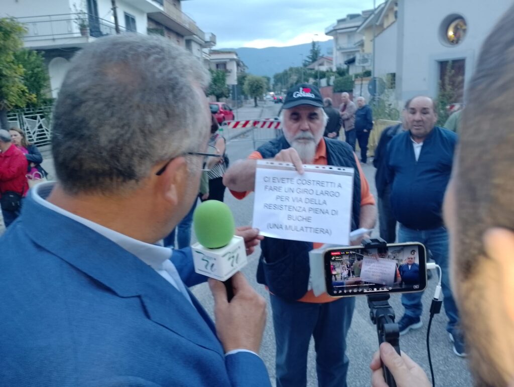 Voragine a Cimitile: disagi e proteste dei cittadini nella prima puntata di S.O.S. Indiretta  Parliamone Insieme. VIDEO E FOTO