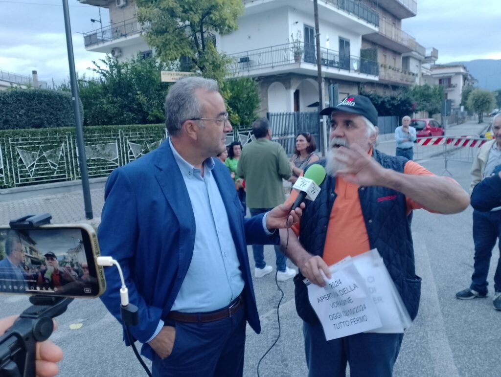 Voragine a Cimitile: disagi e proteste dei cittadini nella prima puntata di S.O.S. Indiretta  Parliamone Insieme. VIDEO E FOTO