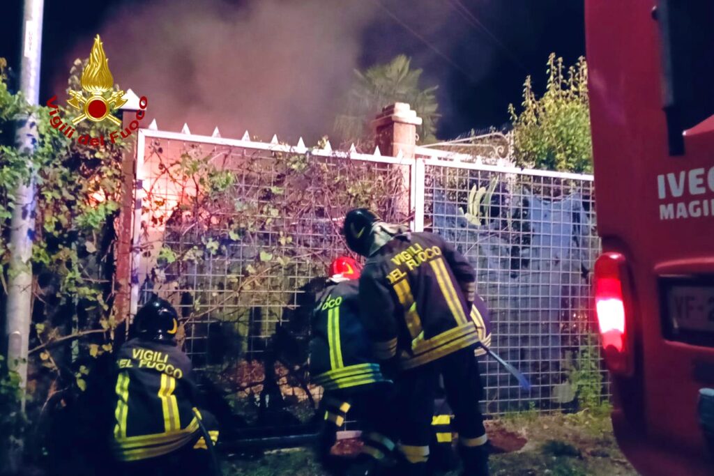 Incendio ad Altavilla Irpina: distrutto un deposito agricolo, numerosi animali morti