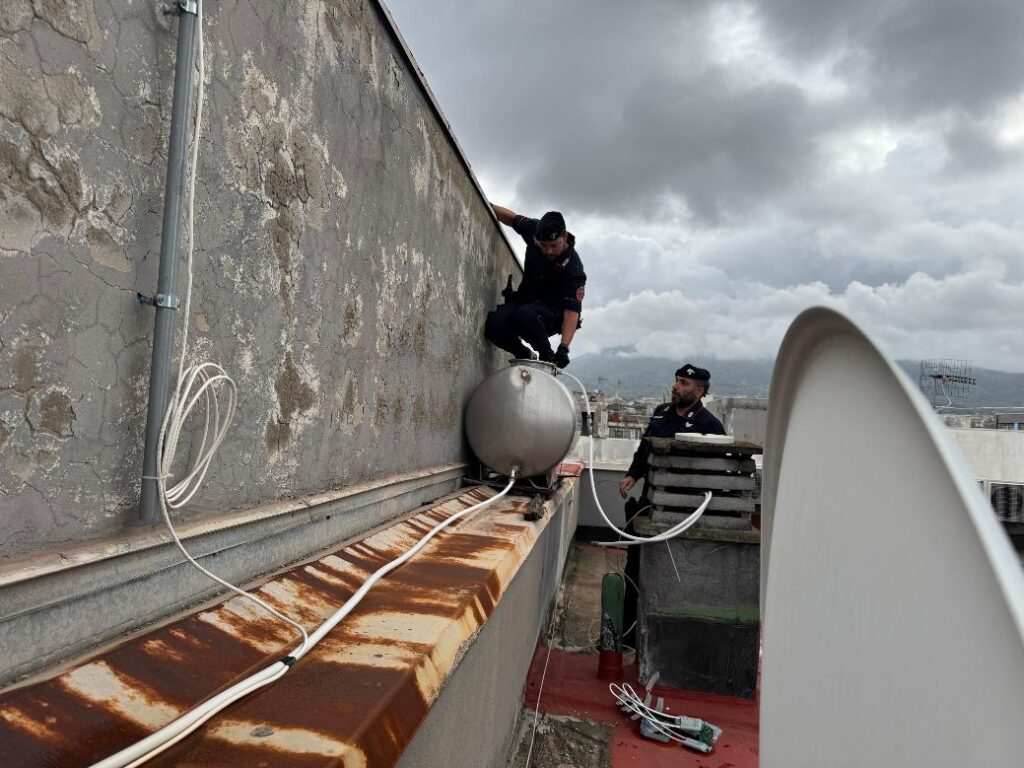 NAPOLI   PONTICELLI: Perquisizioni a tappeto, terzo giorno di controlli nei rioni più difficili della città. Carabinieri presidiano larea orientale, il video delle operazioni