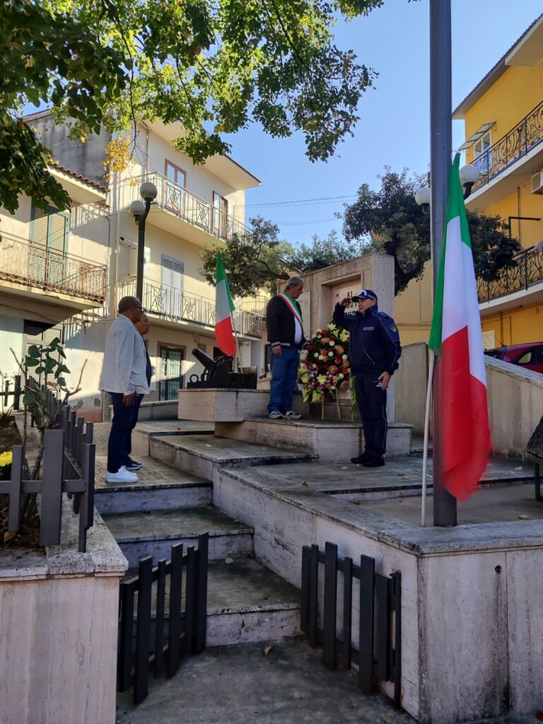 Celebrazione del 4 Novembre a Sirignano: il Sindaco Colucci depone una corona dalloro al Monumento ai Caduti