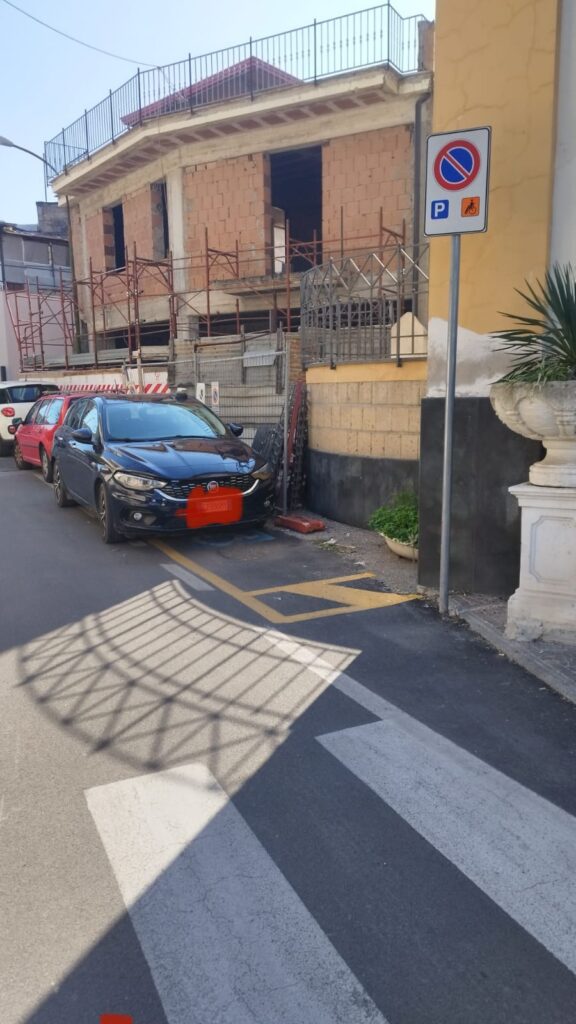 Camposano: polemiche per l’auto dei vigili urbani parcheggiata sul posto riservato ai disabili