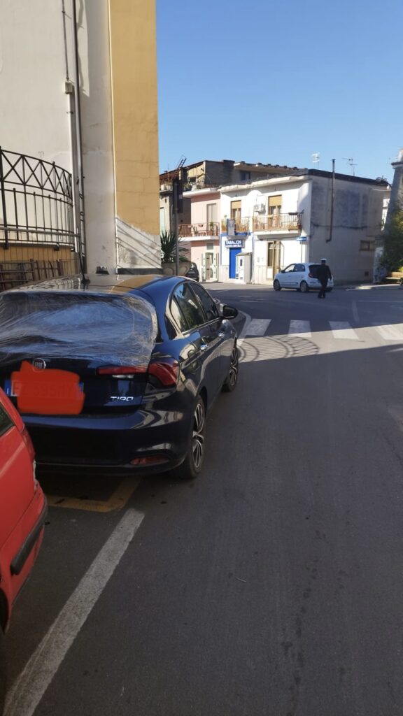 Camposano: polemiche per l’auto dei vigili urbani parcheggiata sul posto riservato ai disabili