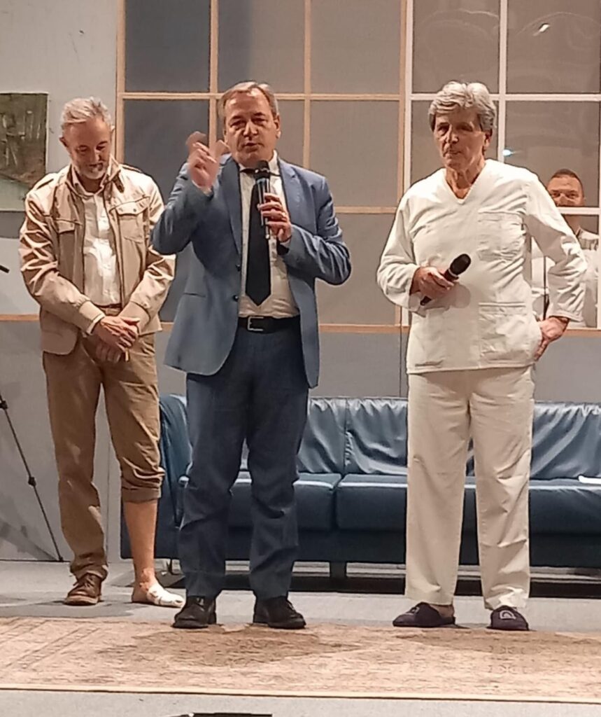 Grande serata di teatro e solidarietà a Pozzuoli: Il settimo si riposò conquista il pubblico e sostiene loncologia pediatrica