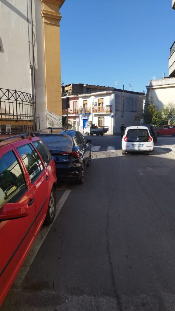 Camposano: polemiche per l’auto dei vigili urbani parcheggiata sul posto riservato ai disabili