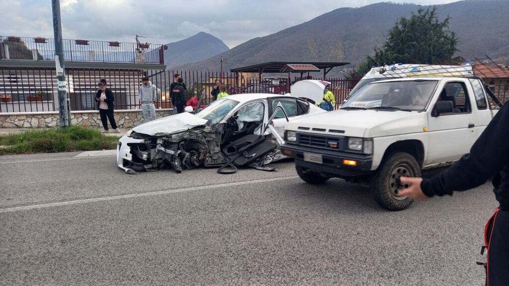 Monteforte Irpino: grave incidente tra auto e camion che trasportava gas