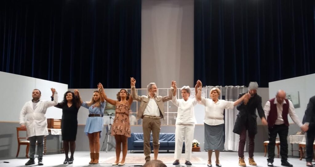 Grande serata di teatro e solidarietà a Pozzuoli: Il settimo si riposò conquista il pubblico e sostiene loncologia pediatrica