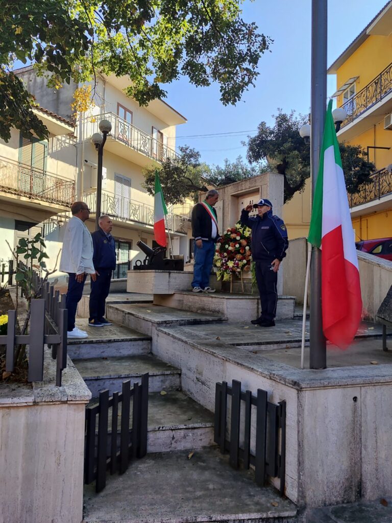 Celebrazione del 4 Novembre a Sirignano: il Sindaco Colucci depone una corona dalloro al Monumento ai Caduti