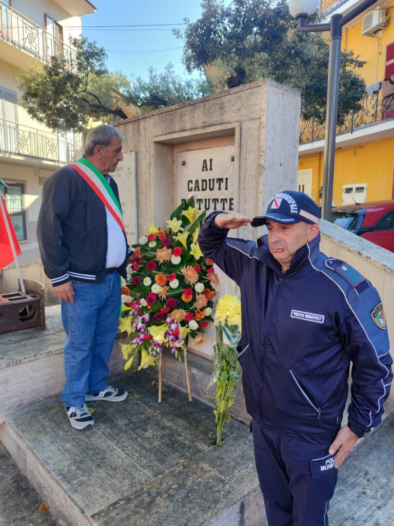 Celebrazione del 4 Novembre a Sirignano: il Sindaco Colucci depone una corona dalloro al Monumento ai Caduti