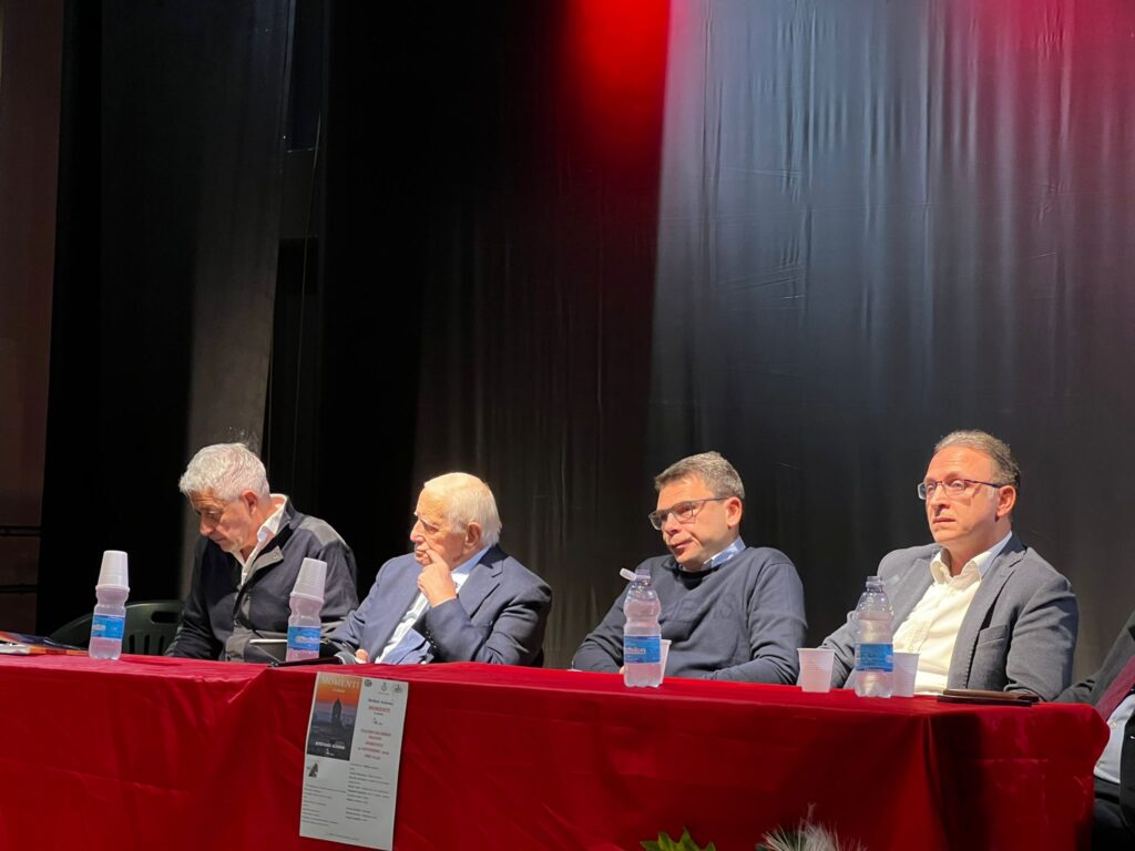 Teatro Colosseo a Baiano: Emozionante mattinata di cultura e di poesia alla presentazione del libro: “Momenti in poesia” di Stefano Acierno. VIDEO