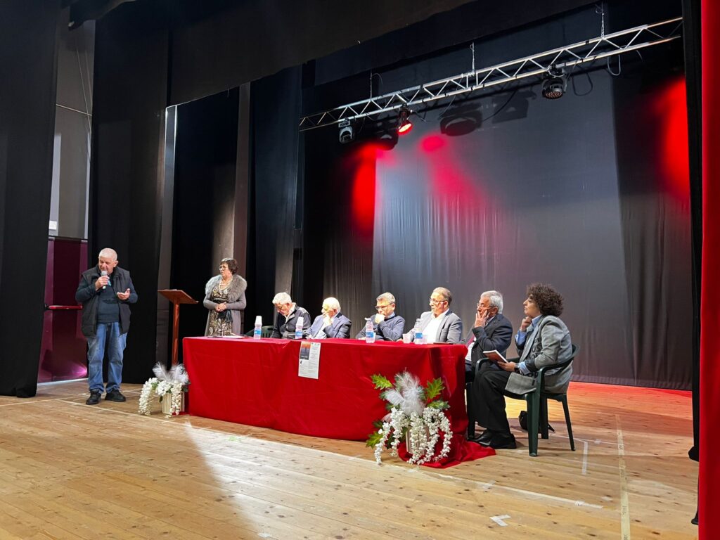 Teatro Colosseo a Baiano: Emozionante mattinata di cultura e di poesia alla presentazione del libro: “Momenti in poesia” di Stefano Acierno. VIDEO