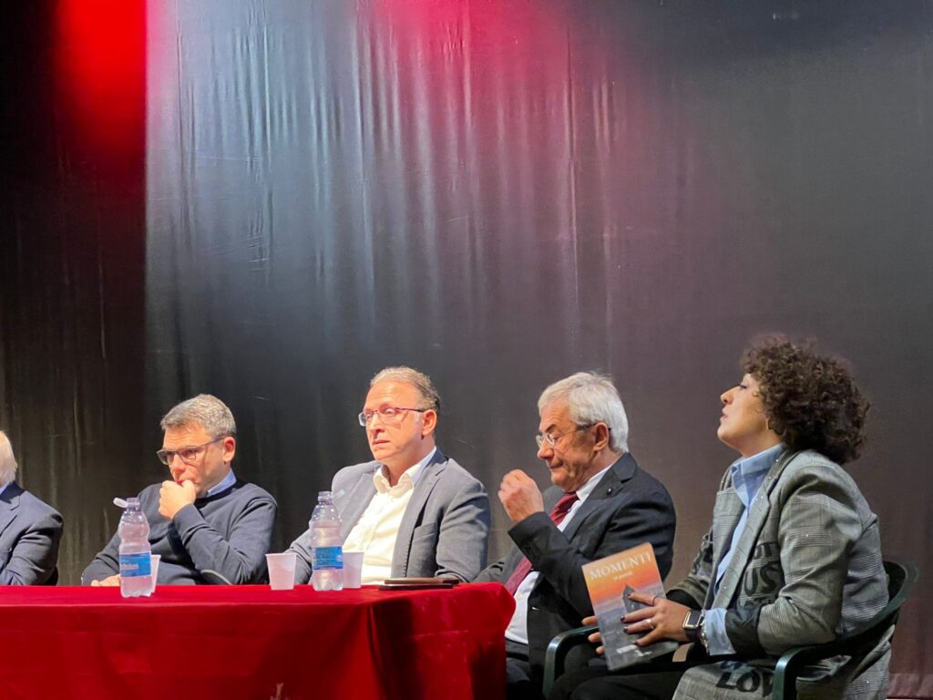 Teatro Colosseo a Baiano: Emozionante mattinata di cultura e di poesia alla presentazione del libro: “Momenti in poesia” di Stefano Acierno. VIDEO