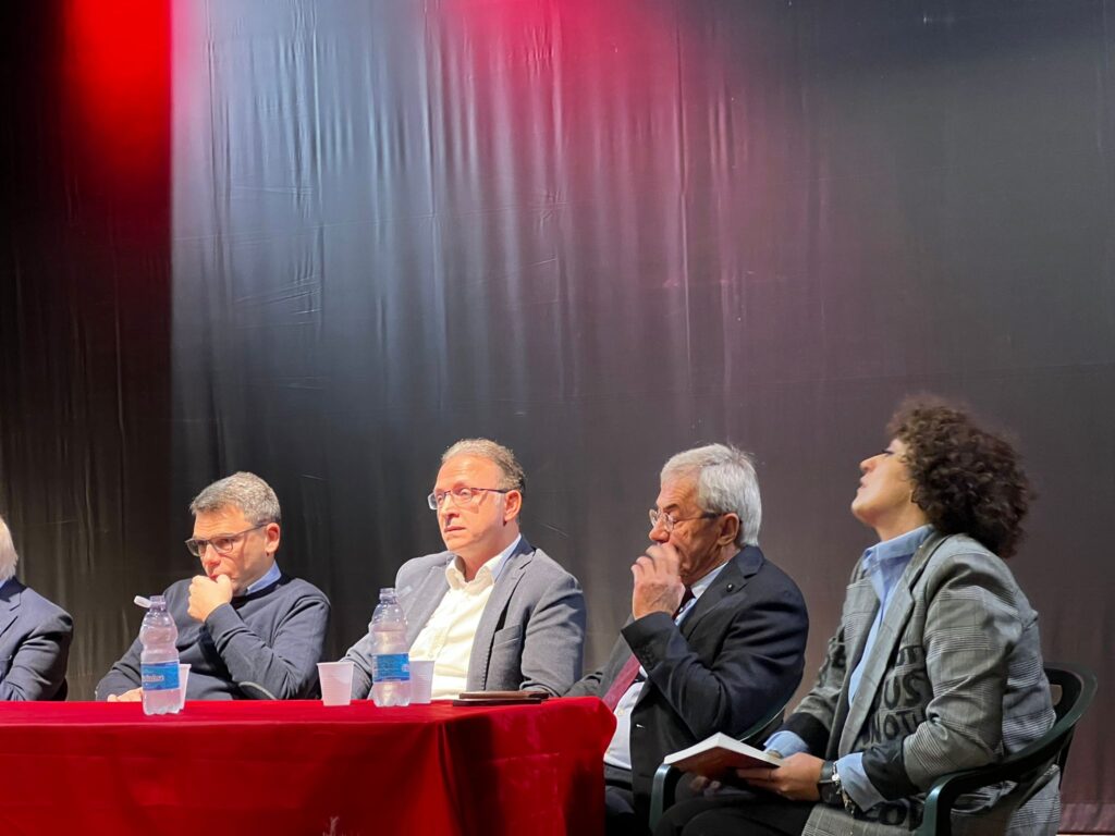 Teatro Colosseo a Baiano: Emozionante mattinata di cultura e di poesia alla presentazione del libro: “Momenti in poesia” di Stefano Acierno. VIDEO