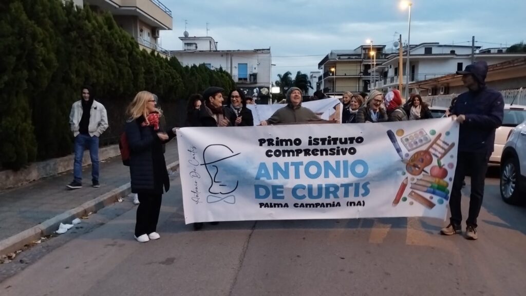 Palma Campania   Protesta per il cortile dellIC. De Curtis