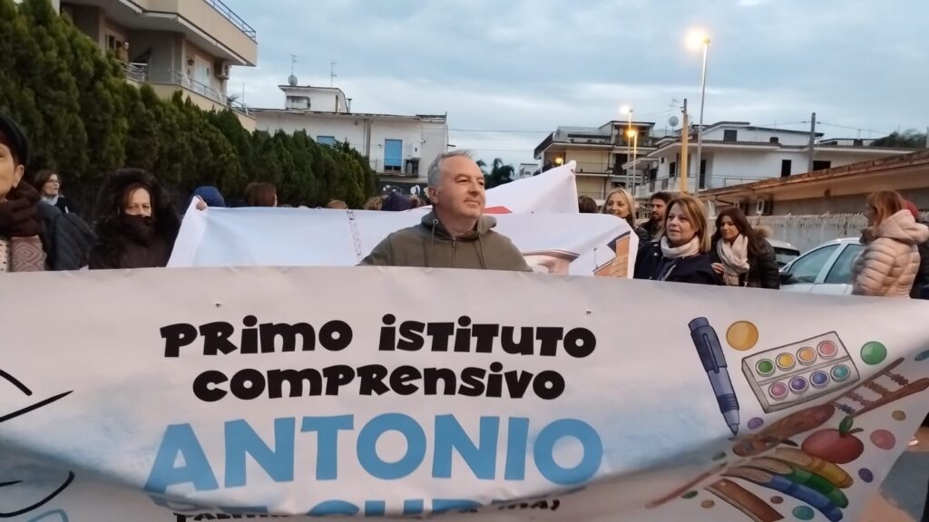 Palma Campania   Protesta per il cortile dellIC. De Curtis