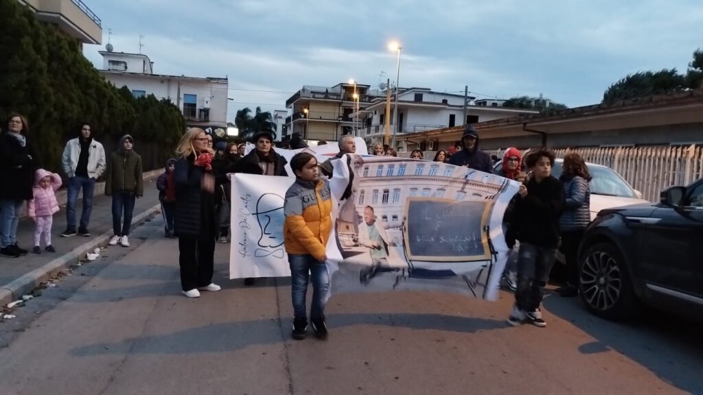 Palma Campania   Protesta per il cortile dellIC. De Curtis