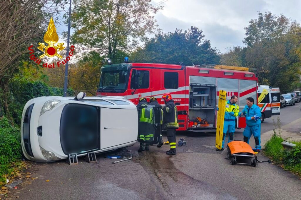 Avellino, incidente in contrada Chiaira: auto si ribalta, ferito un giovane di 23 anni